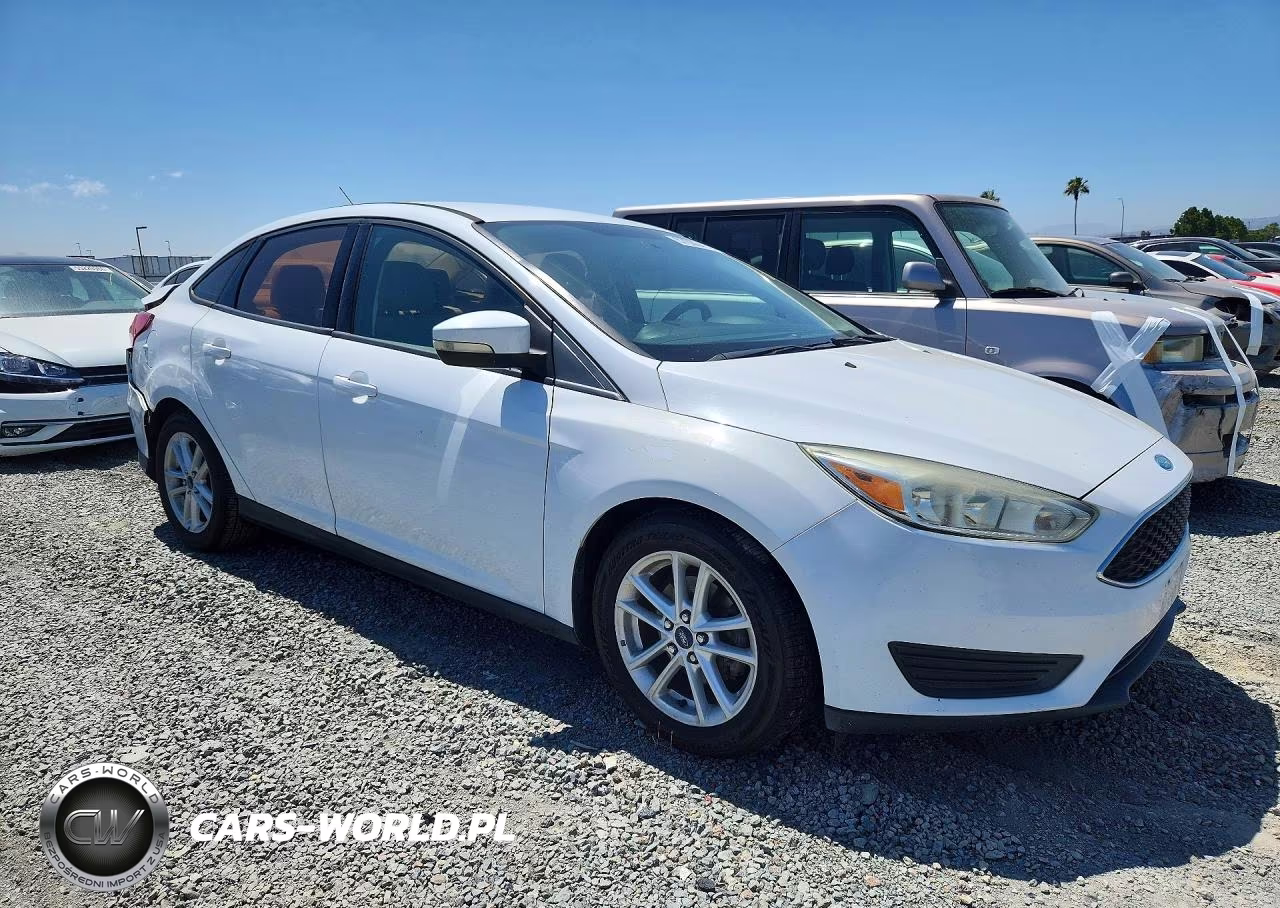 2015 Ford Focus Se VIN:1FADP3F2XFL317353 - 4
