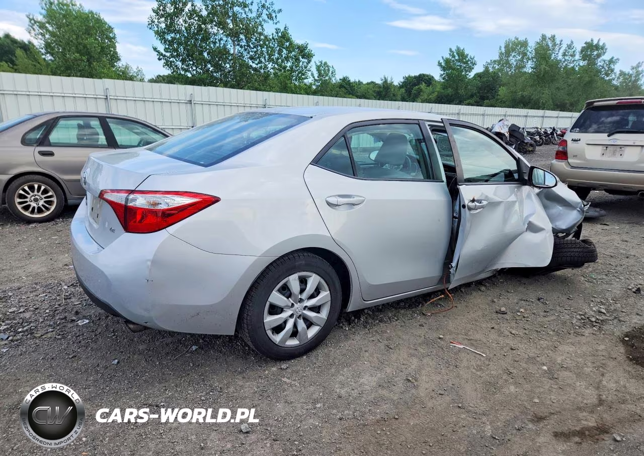 2015 Toyota Corolla Le VIN:2T1BURHE3FC276995 - 3