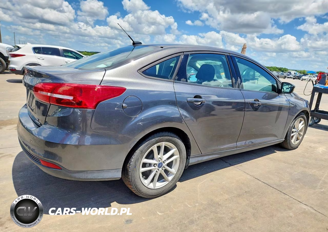 2015 Ford Focus Se VIN:1FADP3F2XFL342267 - 3