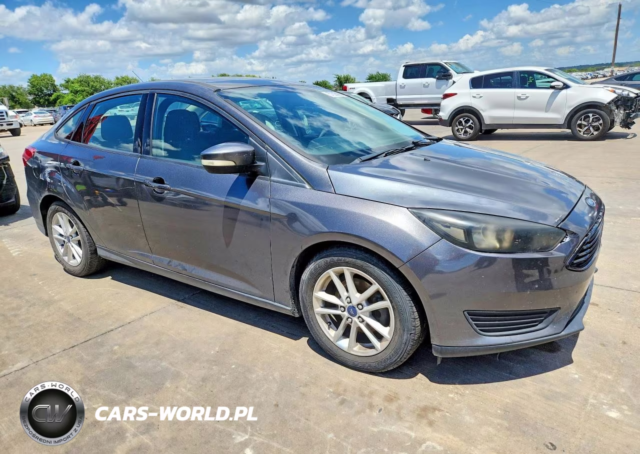 2015 Ford Focus Se VIN:1FADP3F2XFL342267 - 4