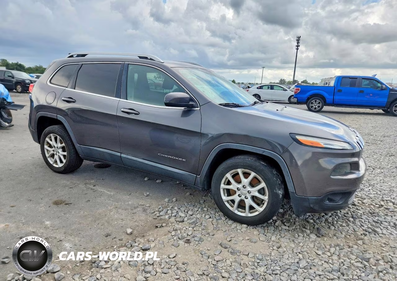 2015 Jeep Cherokee Latitude VIN:1C4PJLCB7FW627696 - 4