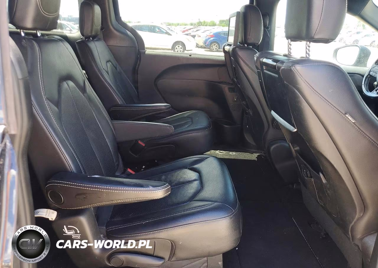 2019 Chrysler Pacifica Touring L Plus VIN:2C4RC1EGXKR616887 - 11