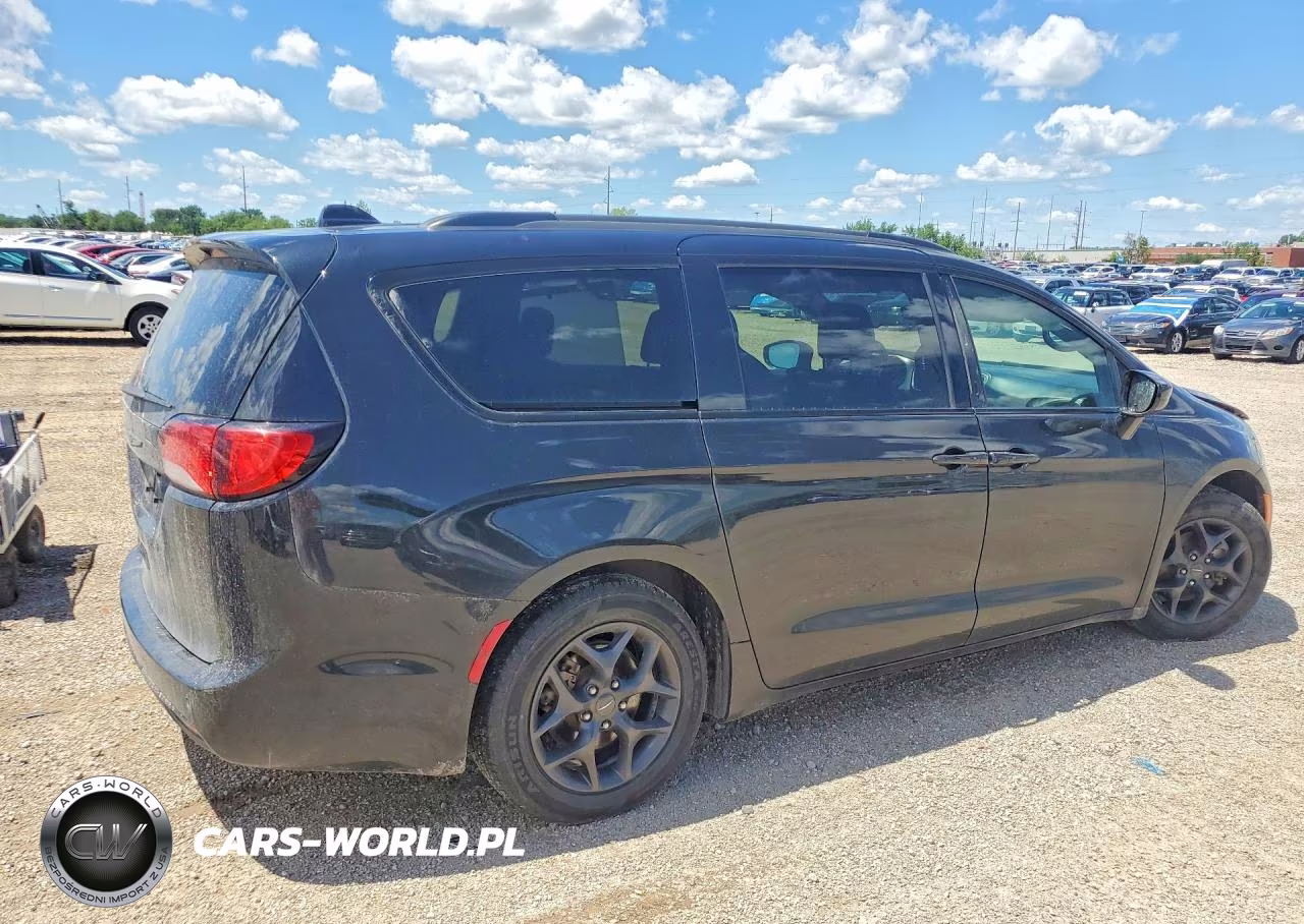 2019 Chrysler Pacifica Touring L Plus VIN:2C4RC1EGXKR616887 - 3