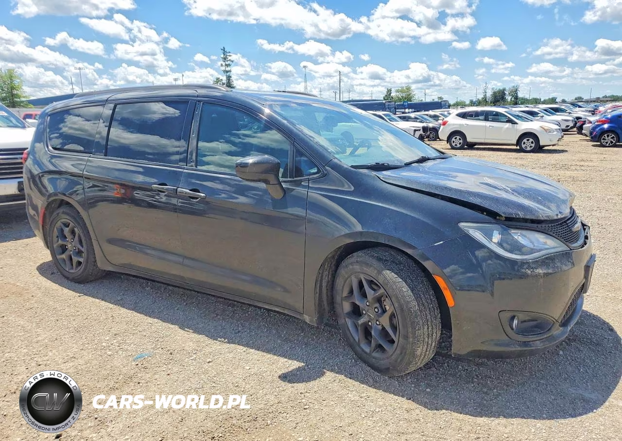 2019 Chrysler Pacifica Touring L Plus VIN:2C4RC1EGXKR616887 - 4
