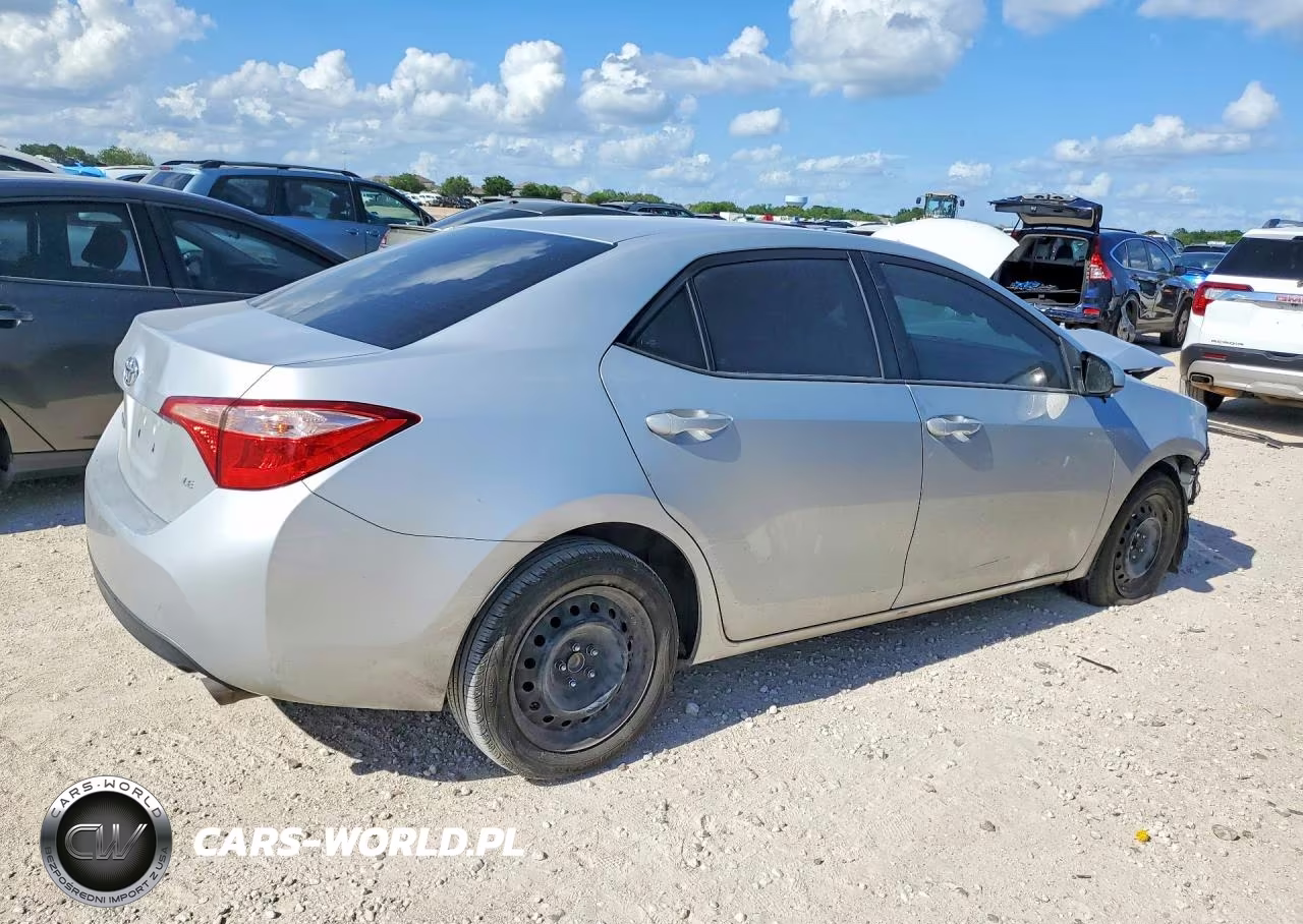2018 Toyota Corolla Le VIN:5YFBURHE7JP767997 - 3