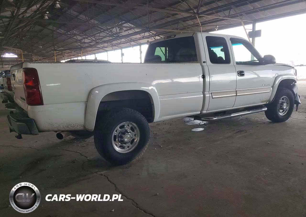 2003 Chevrolet Silverado C2500 Heavy Duty VIN:1GCHC29G03E366960 - 3