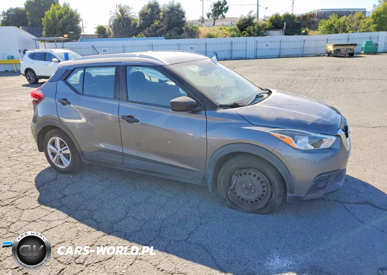 2019 Nissan Kicks S VIN:3N1CP5CU7KL471074 - 4