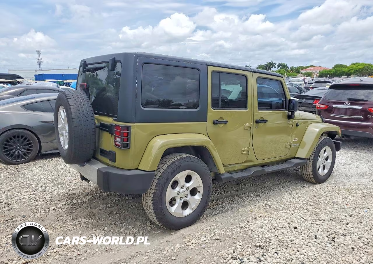 2013 Jeep Wrangler Unlimited Sahara VIN:1C4BJWEG4DL532628 - 3