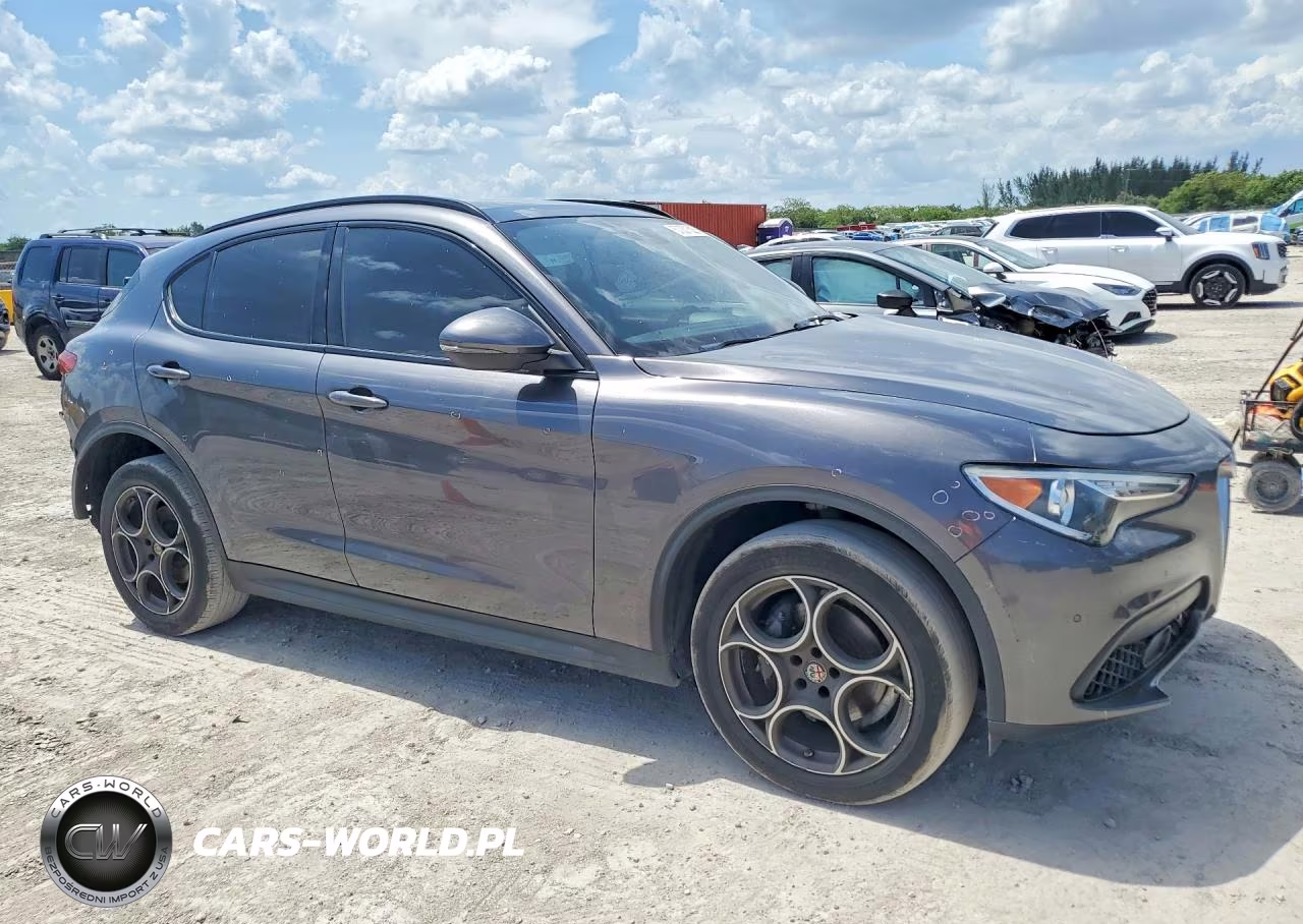 2018 Alfa Romeo Stelvio Sport VIN:ZASFAKPN0J7B79418 - 4