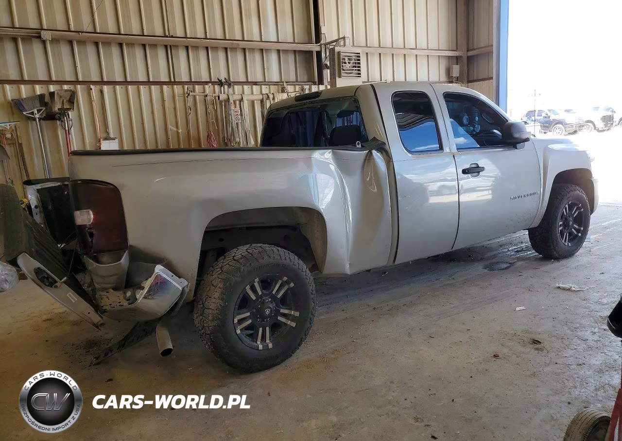 2008 Chevrolet Silverado C1500 VIN:1GCEC19XX8Z313468 - 3