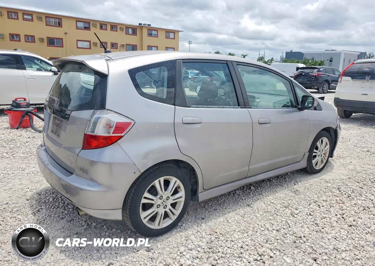 2010 Honda Fit Sport VIN:JHMGE8H69AS018914 - 3