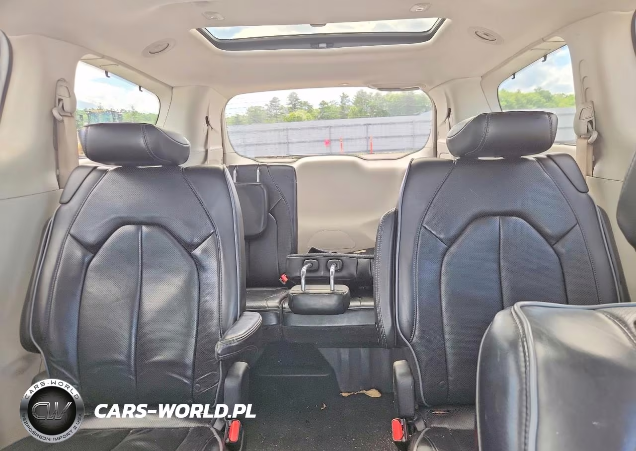 2017 Chrysler Pacifica Limited VIN:2C4RC1GG3HR744703 - 10