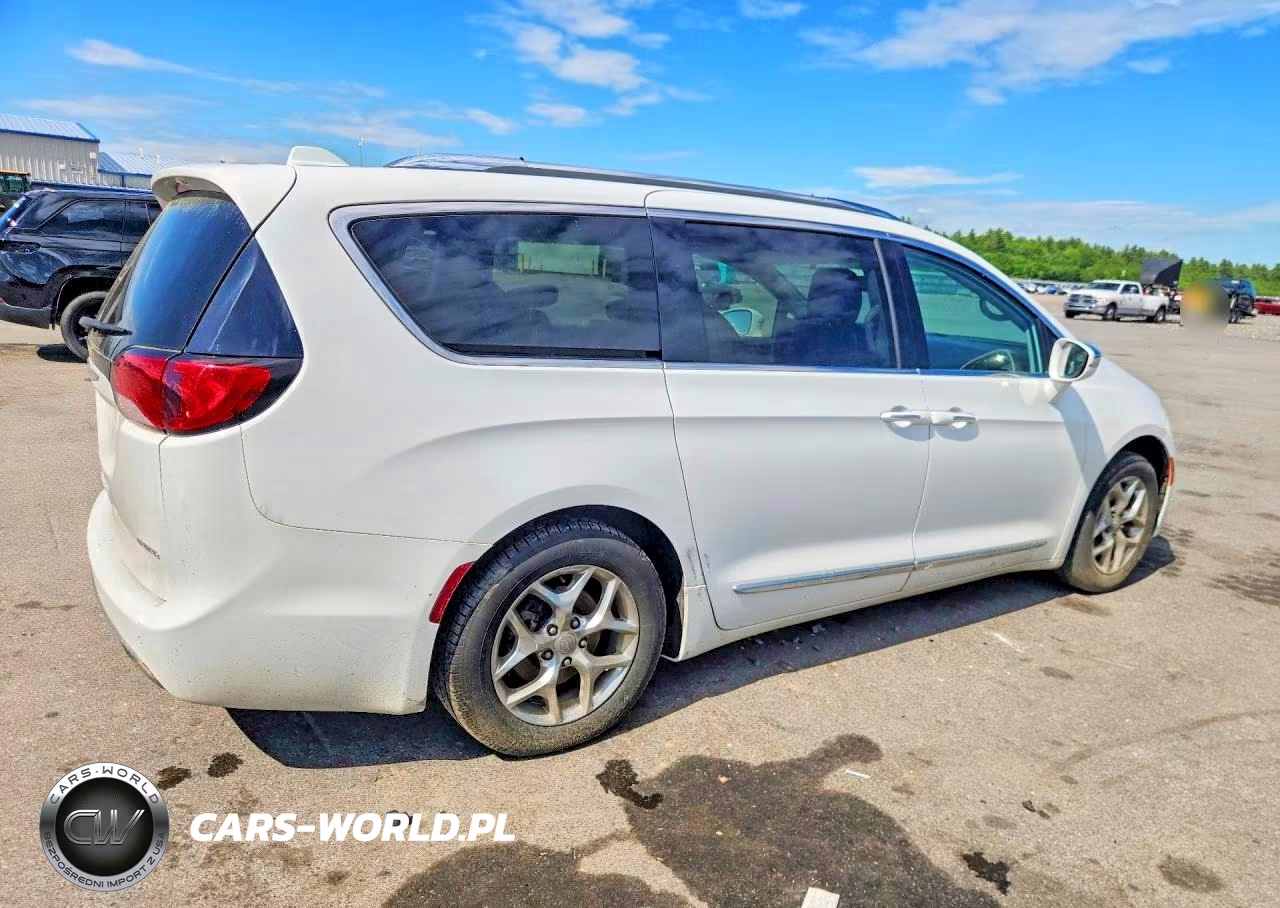 2017 Chrysler Pacifica Limited VIN:2C4RC1GG3HR744703 - 3