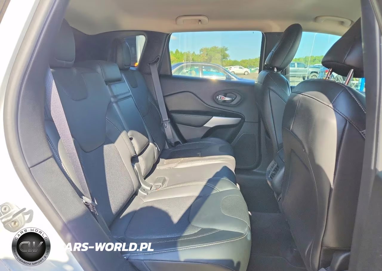 2018 Jeep Cherokee Latitude Plus VIN:1C4PJLLB4JD534123 - 11