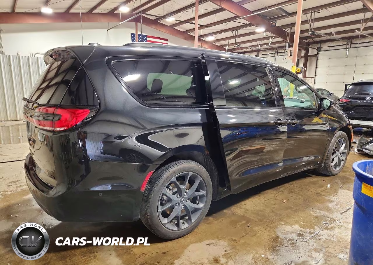 2022 Chrysler Pacifica Touring L VIN:2C4RC3BG5NR238417 - 3