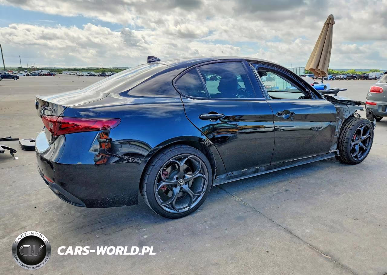2018 Alfa Romeo Giulia Ti Q4 VIN:ZARFAEEN0J7597447 - 3