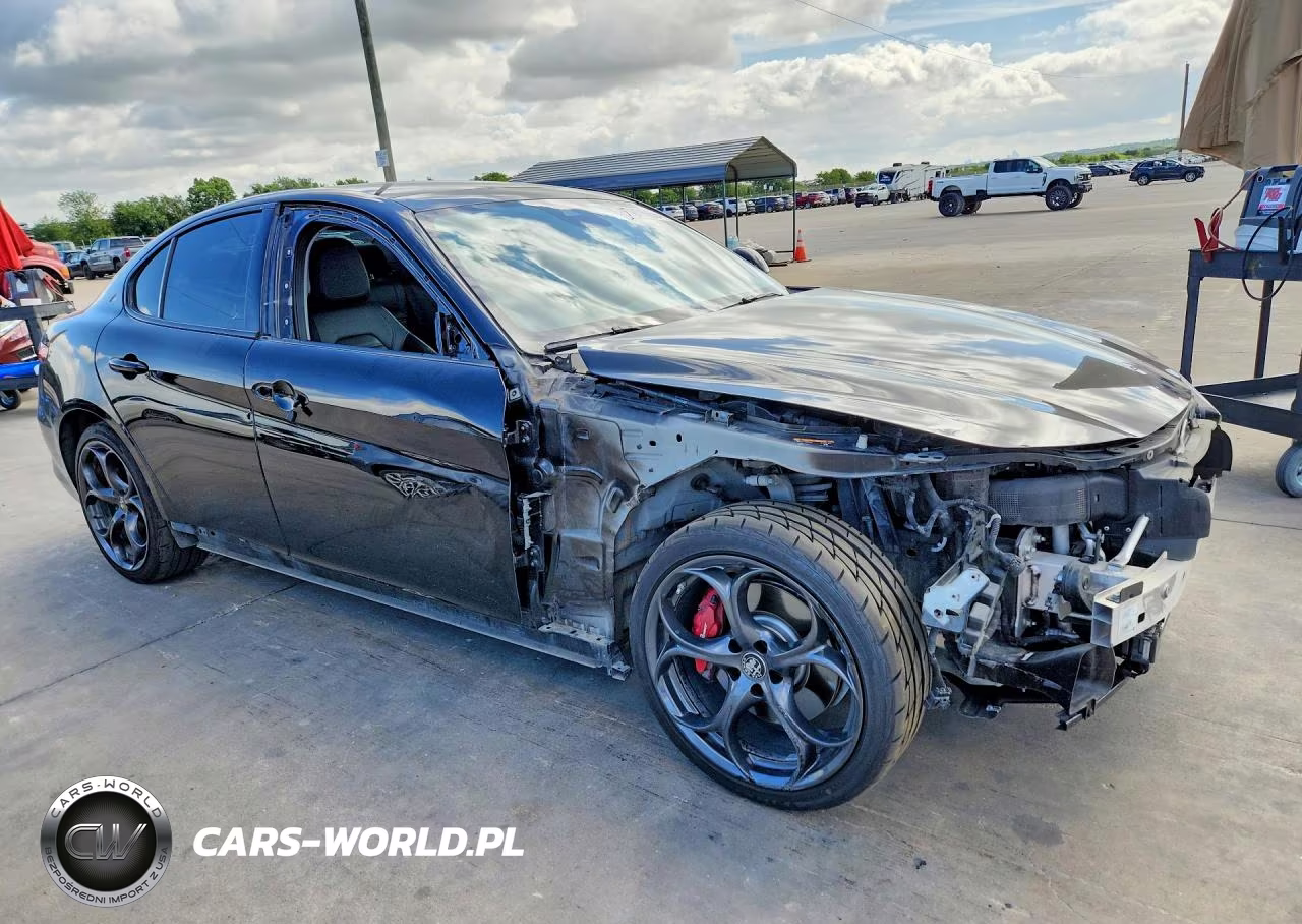 2018 Alfa Romeo Giulia Ti Q4 VIN:ZARFAEEN0J7597447 - 4