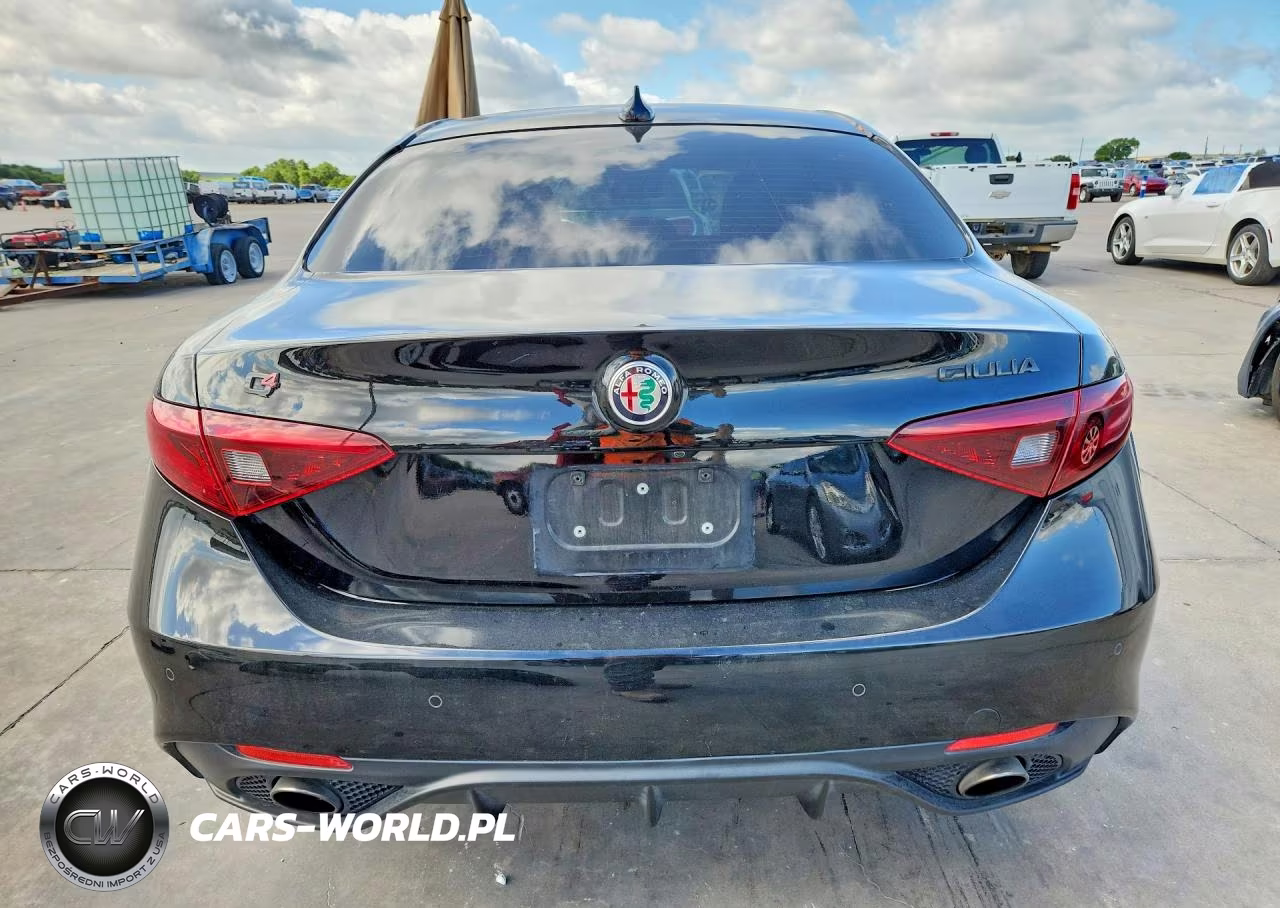 2018 Alfa Romeo Giulia Ti Q4 VIN:ZARFAEEN0J7597447 - 6
