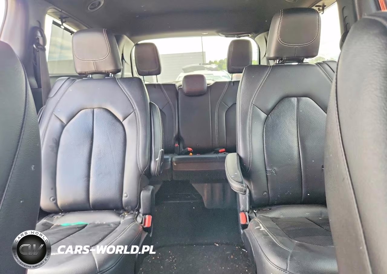 2018 Chrysler Pacifica Touring L VIN:2C4RC1BG9JR317118 - 10