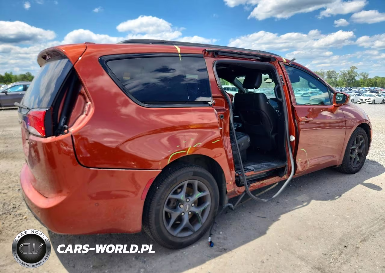 2018 Chrysler Pacifica Touring L VIN:2C4RC1BG9JR317118 - 3