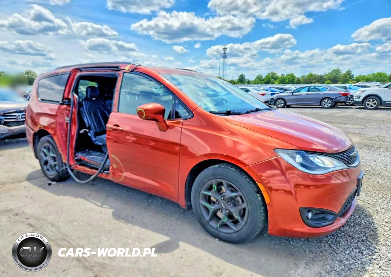 2018 Chrysler Pacifica Touring L VIN:2C4RC1BG9JR317118 - 4