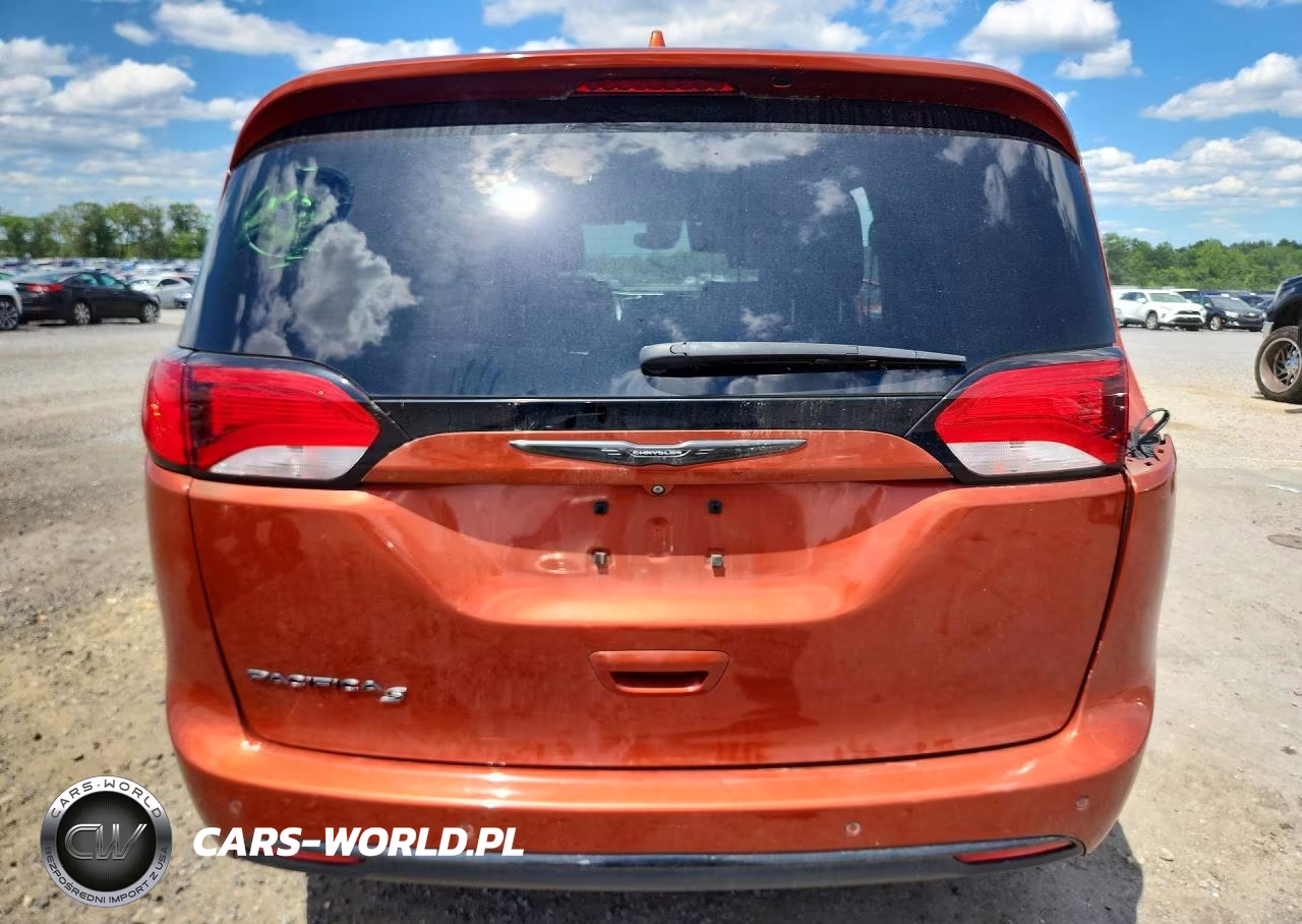 2018 Chrysler Pacifica Touring L VIN:2C4RC1BG9JR317118 - 6