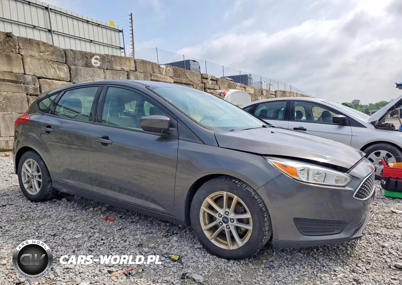 2018 Ford Focus Se VIN:1FADP3K27JL252279 - 4