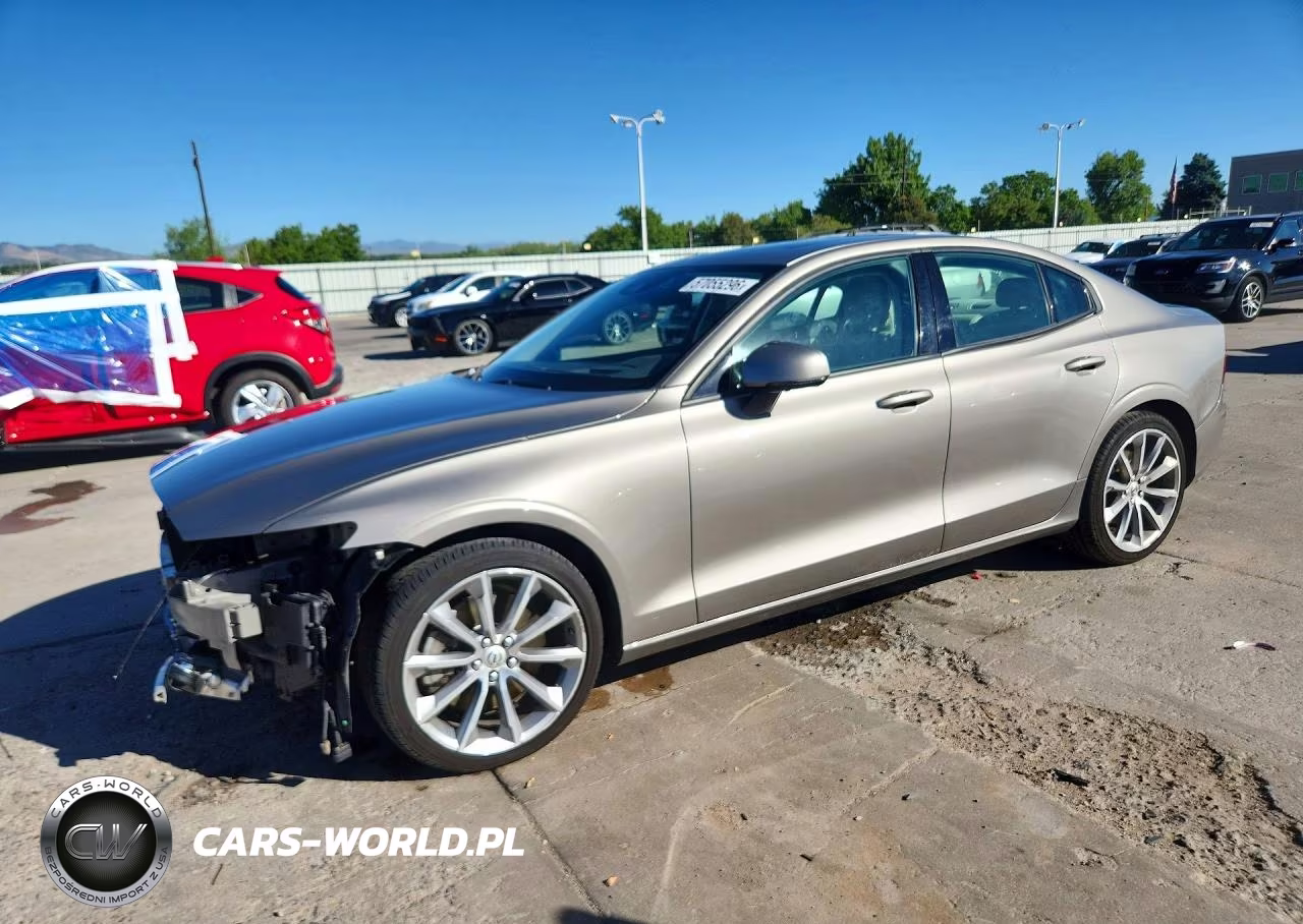 2021 Volvo S60 T6 Momentum – zdjęcie 1 z 13