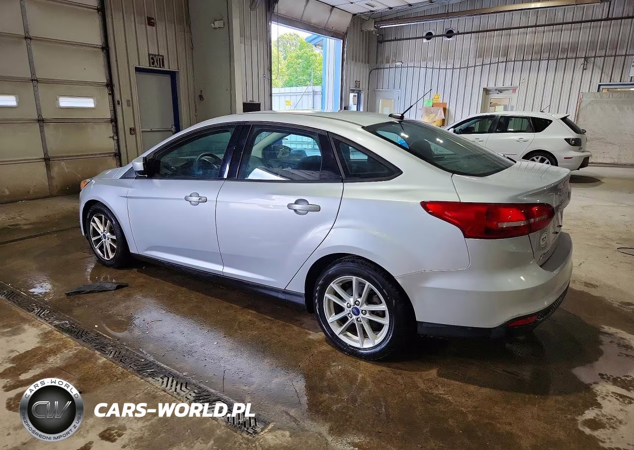 2018 Ford Focus Se VIN:1FADP3FE0JL329949 - 2