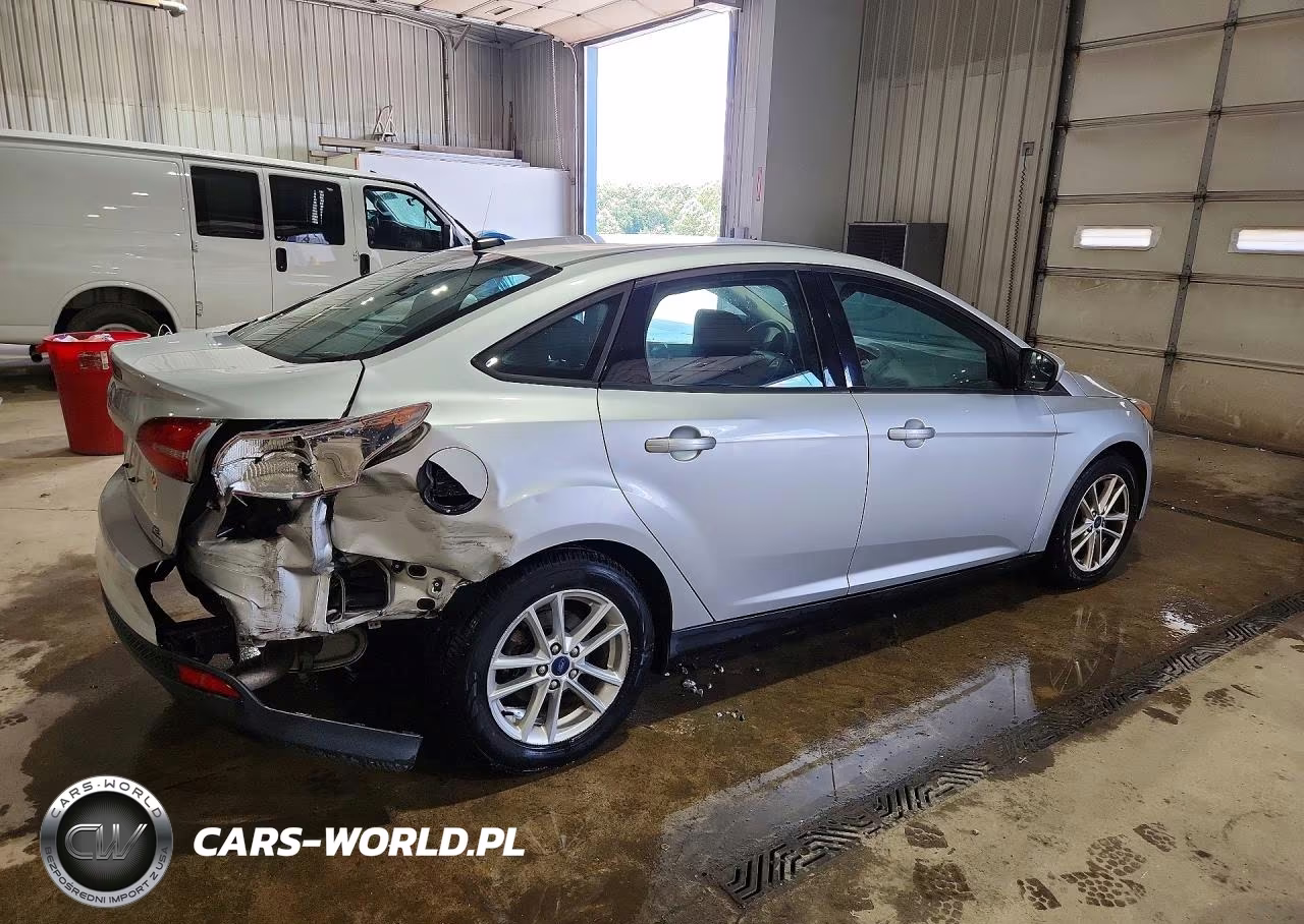 2018 Ford Focus Se VIN:1FADP3FE0JL329949 - 3