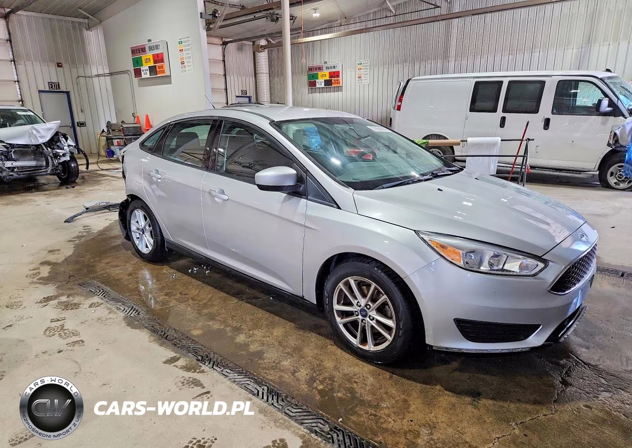 2018 Ford Focus Se VIN:1FADP3FE0JL329949 - 4