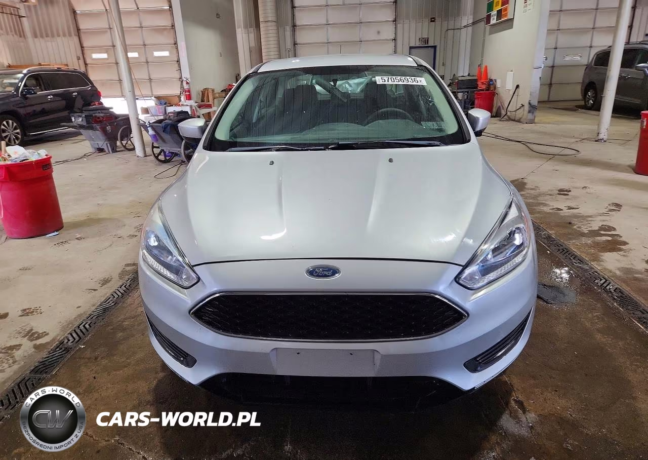 2018 Ford Focus Se VIN:1FADP3FE0JL329949 - 5