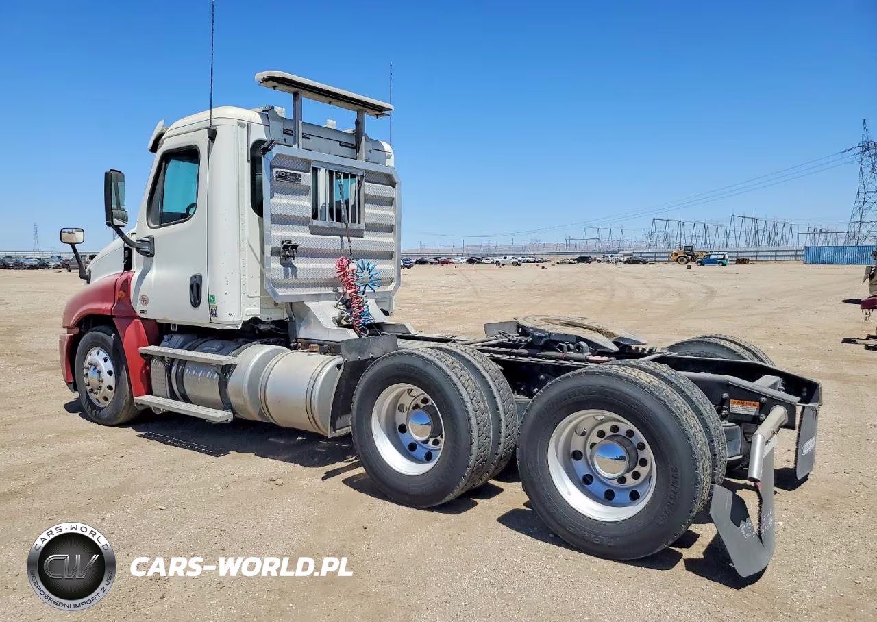 2011 Freightliner Cascadia 1 - Semi Truck VIN:1FUJGEDVXBSAY8481 - 3