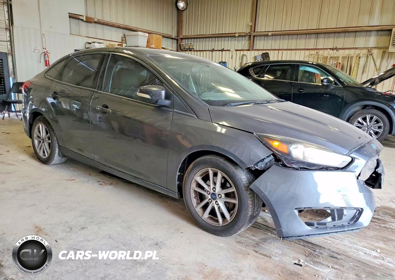 2017 Ford Focus Se VIN:1FADP3F29HL303527 - 4