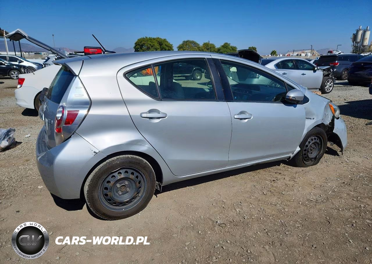 2013 Toyota Prius C Three VIN:JTDKDTB33D1048131 - 3