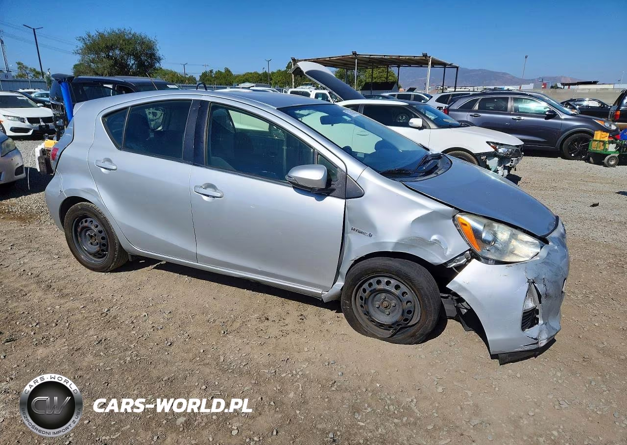 2013 Toyota Prius C Three VIN:JTDKDTB33D1048131 - 4