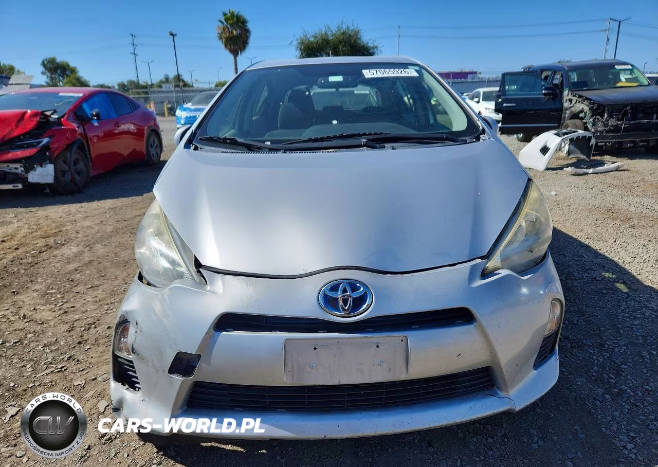 2013 Toyota Prius C Three VIN:JTDKDTB33D1048131 - 5
