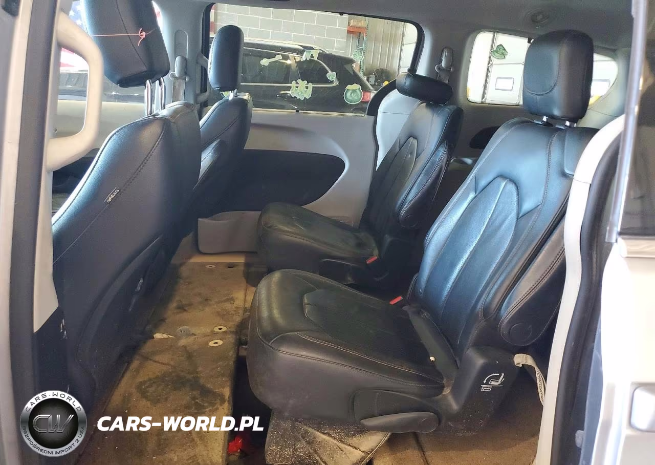 2018 Chrysler Pacifica Touring L VIN:2C4RC1BG0JR119060 - 11