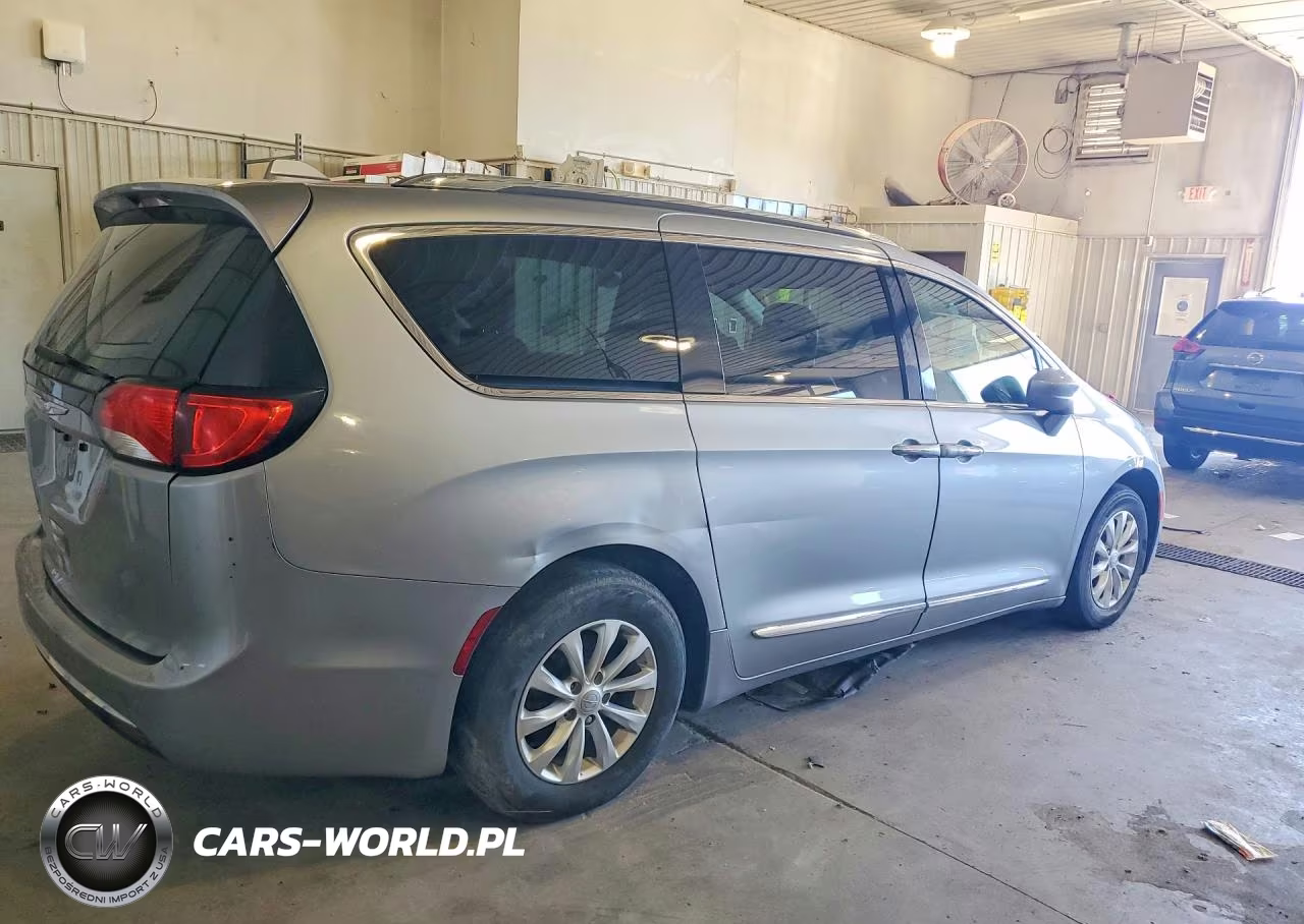 2018 Chrysler Pacifica Touring L VIN:2C4RC1BG0JR119060 - 3