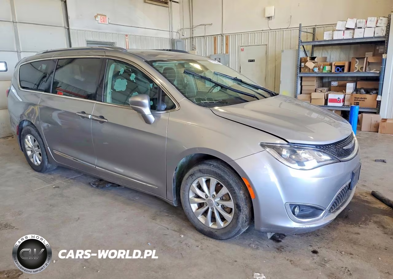 2018 Chrysler Pacifica Touring L VIN:2C4RC1BG0JR119060 - 4