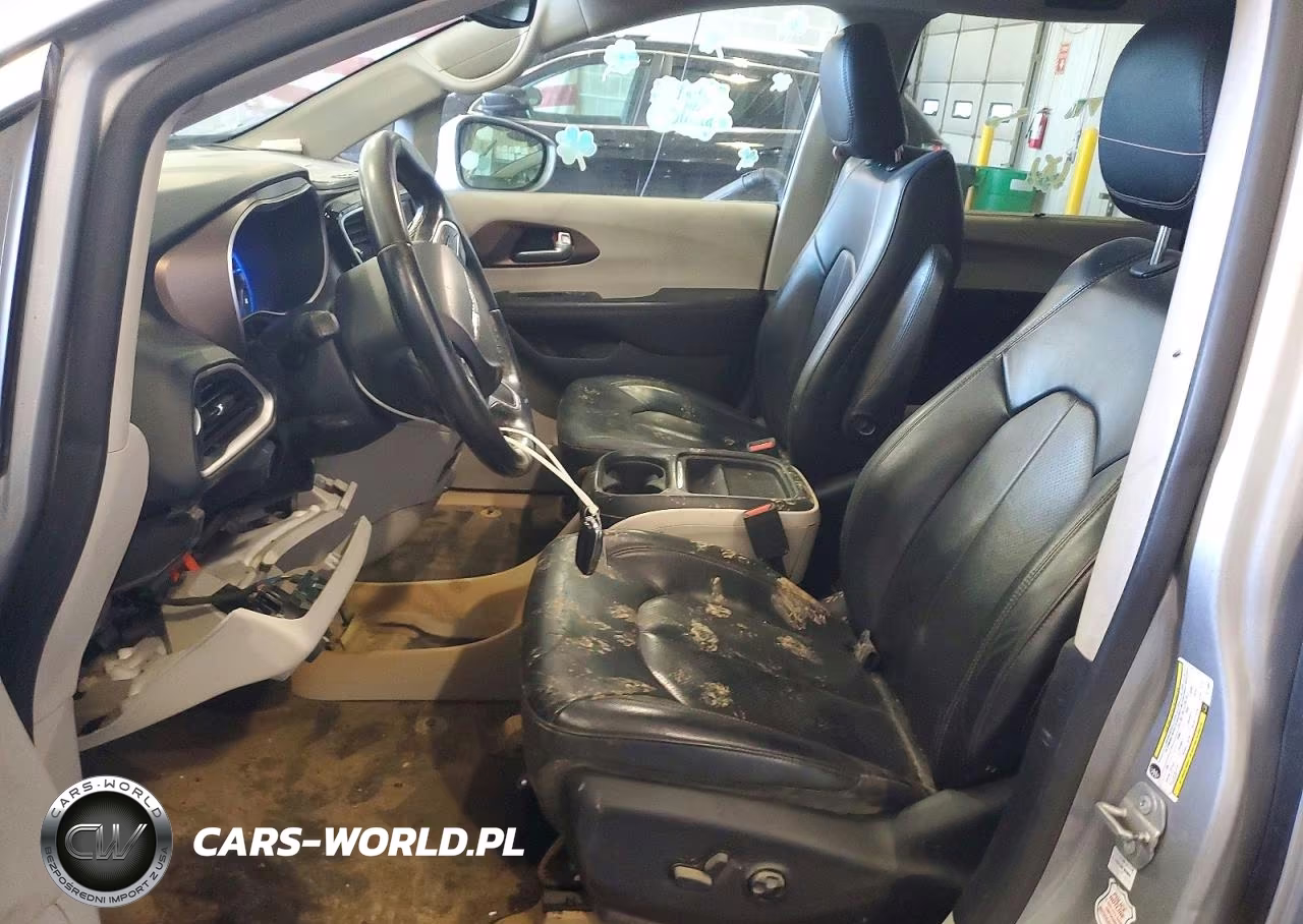 2018 Chrysler Pacifica Touring L VIN:2C4RC1BG0JR119060 - 7