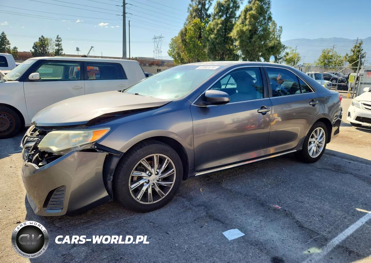2013 Toyota Camry Le – zdjęcie 1 z 12