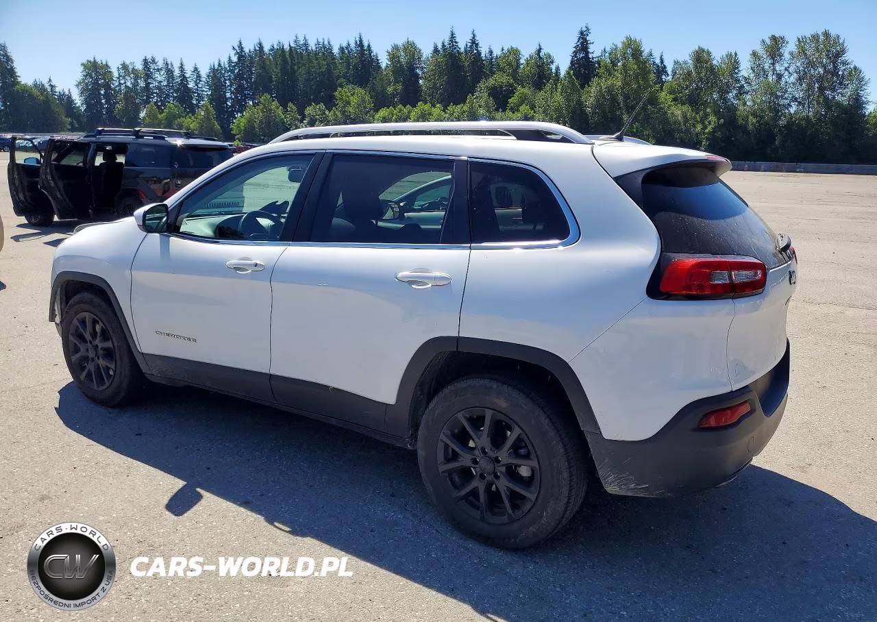 2015 Jeep Cherokee Latitude VIN:1C4PJLCB6FW607715 - 2