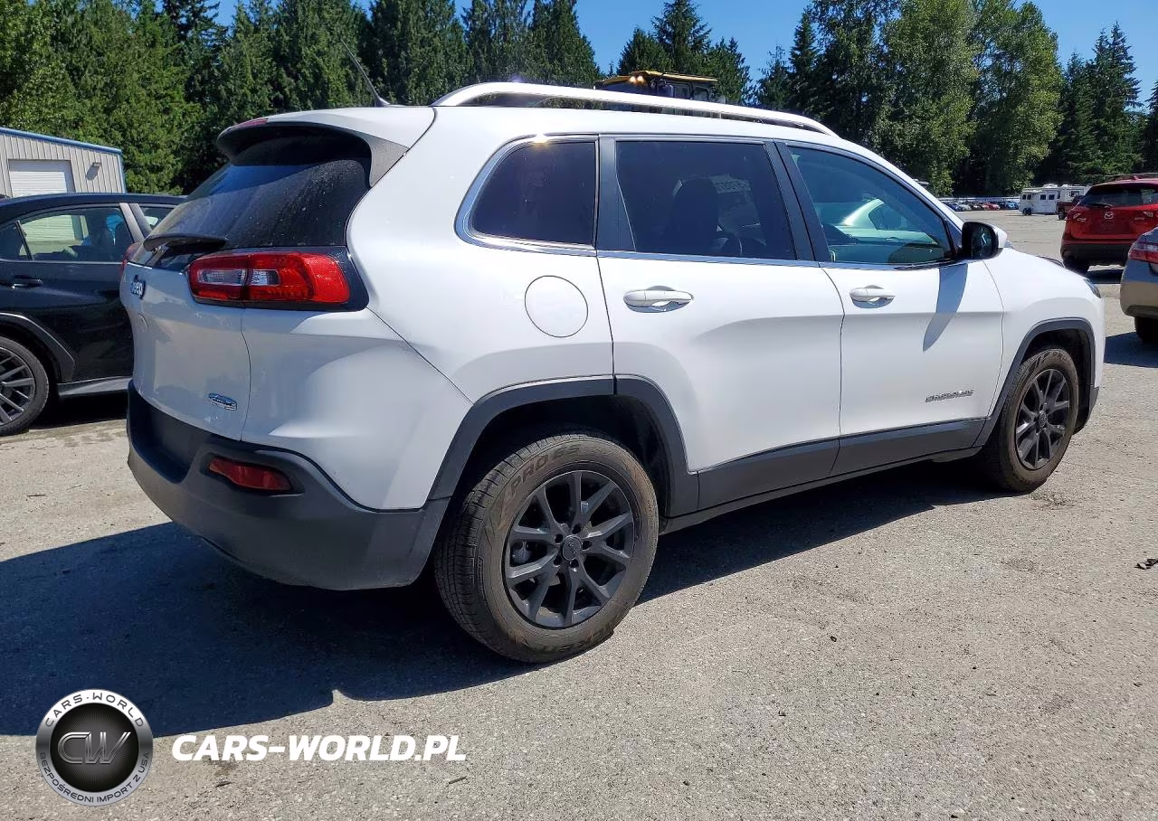 2015 Jeep Cherokee Latitude VIN:1C4PJLCB6FW607715 - 3