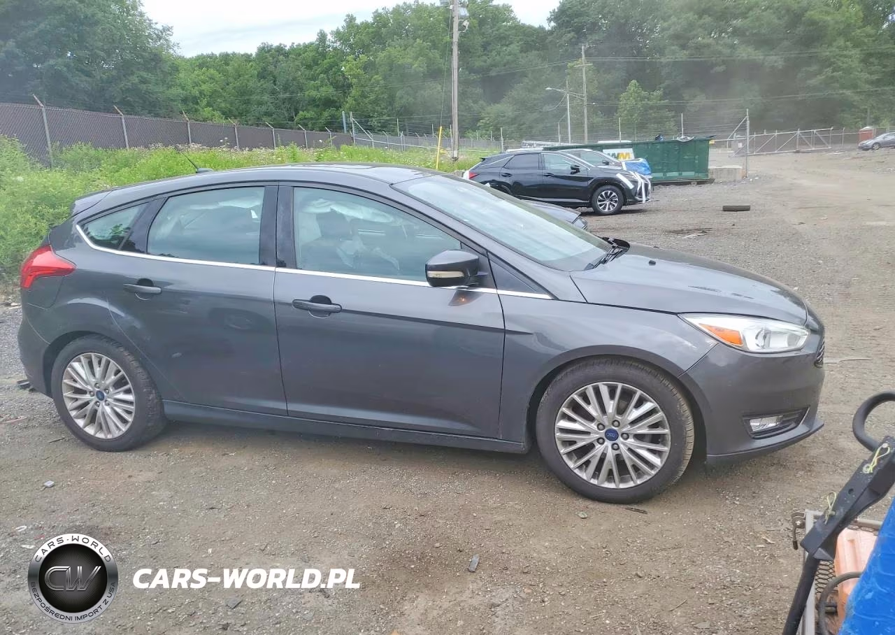 2018 Ford Focus Titanium VIN:1FADP3N28JL232473 - 4
