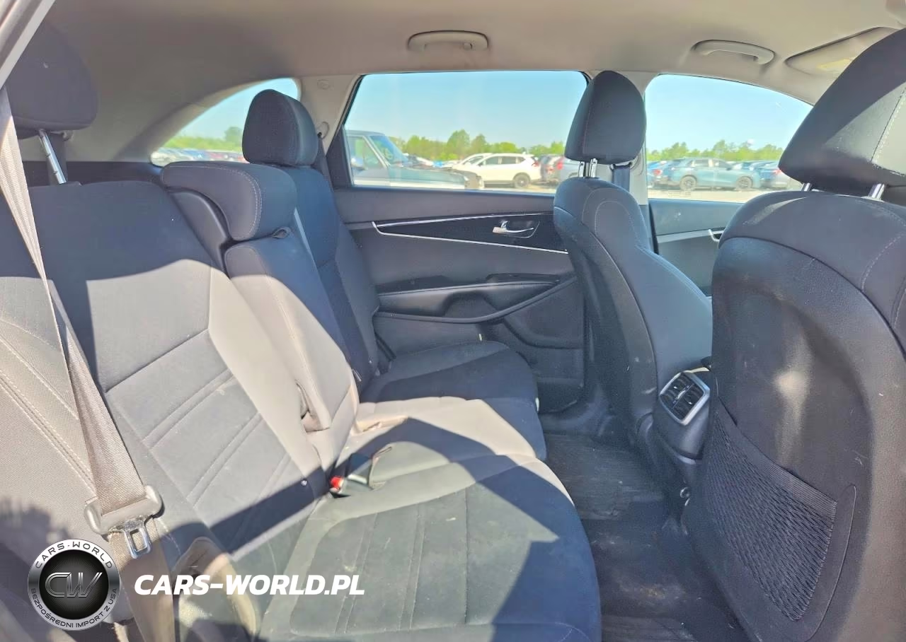 2019 Kia Sorento L VIN:5XYPG4A33KG569660 - 10