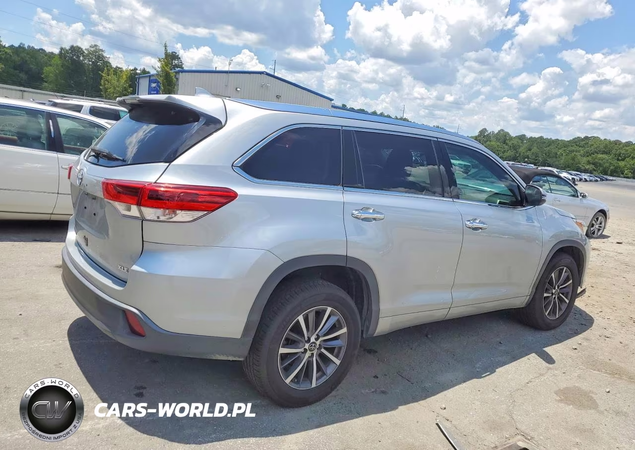 2018 Toyota Highlander Xle VIN:5TDKZRFH1JS260809 - 3
