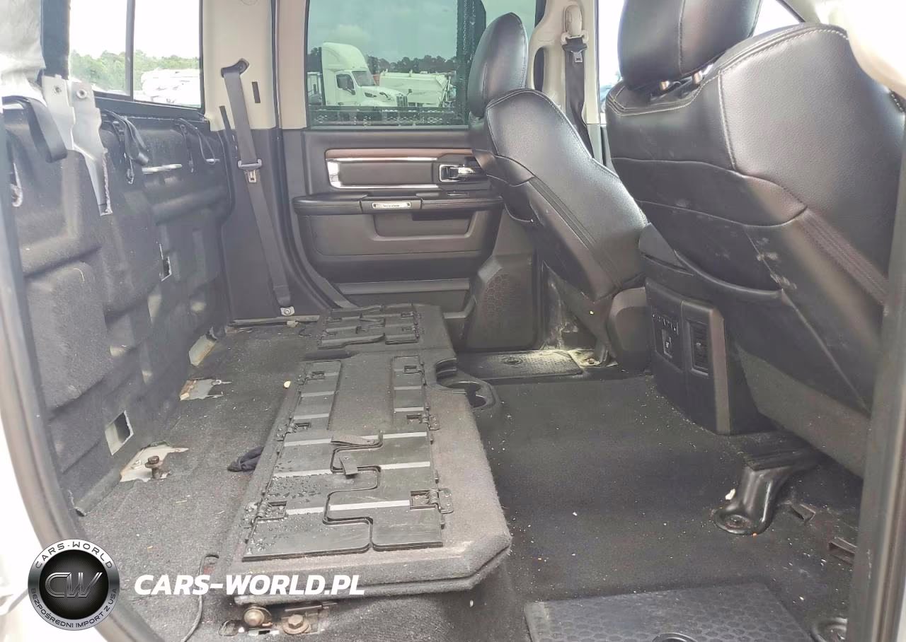 2018 Ram 3500 Laramie VIN:3C63RRJL6JG353007 - 11
