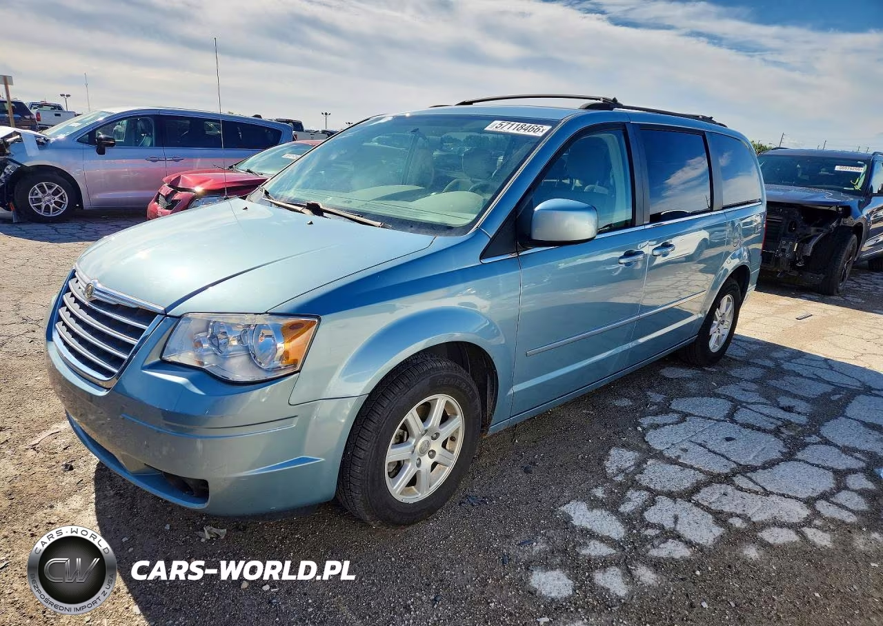 2010 Chrysler Town & Country Touring – zdjęcie 1 z 13