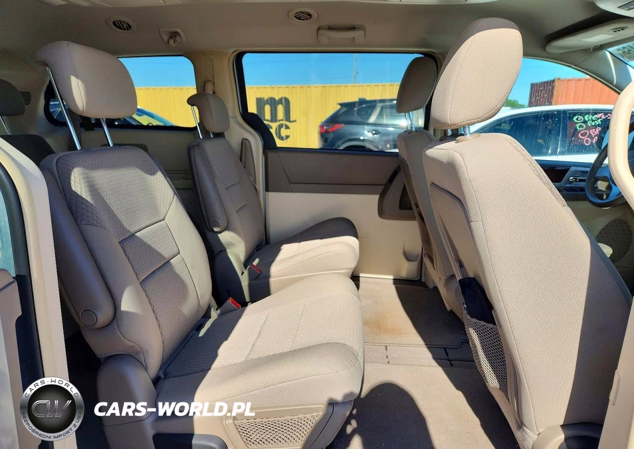 2010 Chrysler Town & Country Touring VIN:2A4RR5D13AR110619 - 11